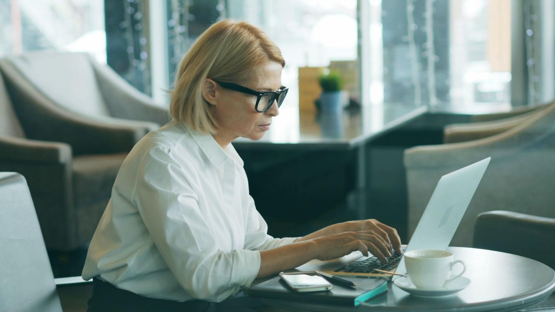 Spotkanie inwestorów i założycieli startupów podczas sesji roboczej